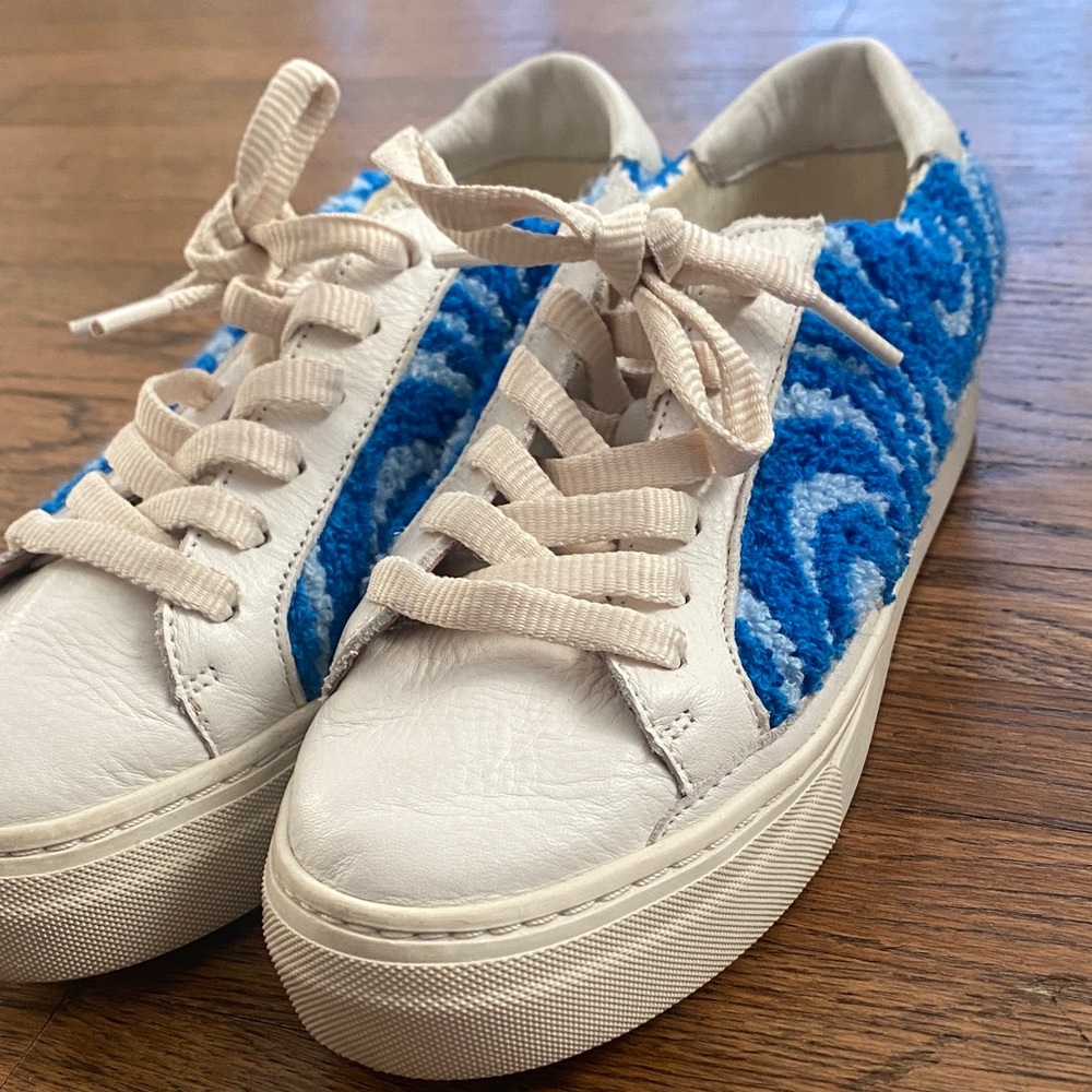 Women’s Soludos Blue and White Textured Sneakers Size 6.5